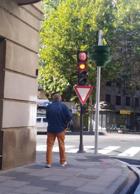 Imagen - Uno de los soportes y su macetero en el tramo final de la calle.