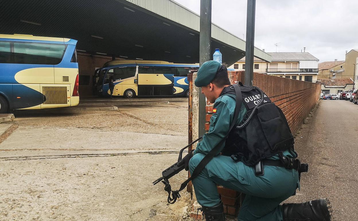 Simulacro de la Guardia Civil en la estación de autobúses de Ciudad Rodrigo. 