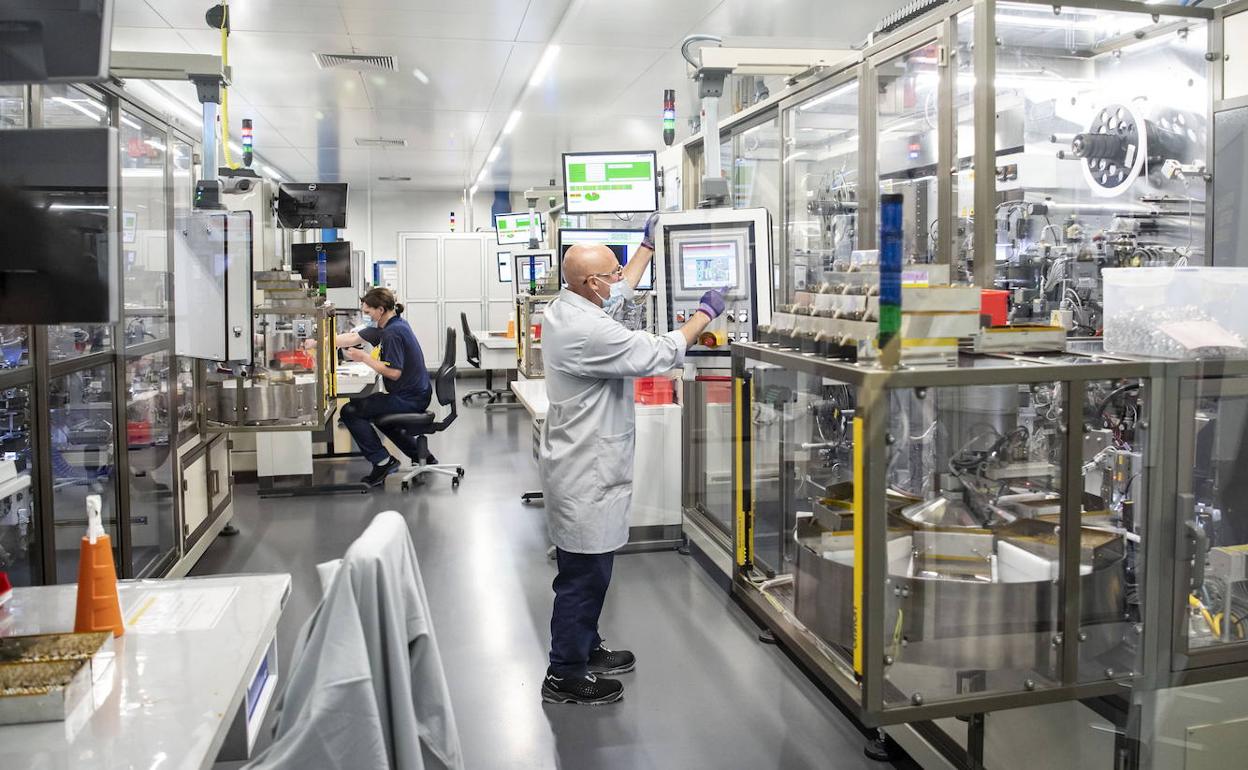 Un operario trabaja en un laboratorio de una empresa alemana. 