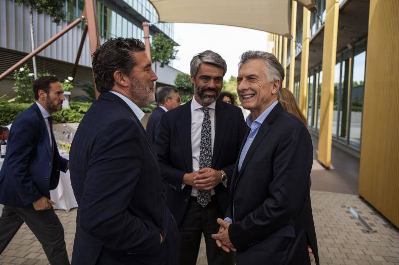 De izquierda a derecha, el director de ABC, Julián Quirós; el consejero delegado de Vocento, Luis Enríquez; y Mauricio Macri, expresidente argentino. 