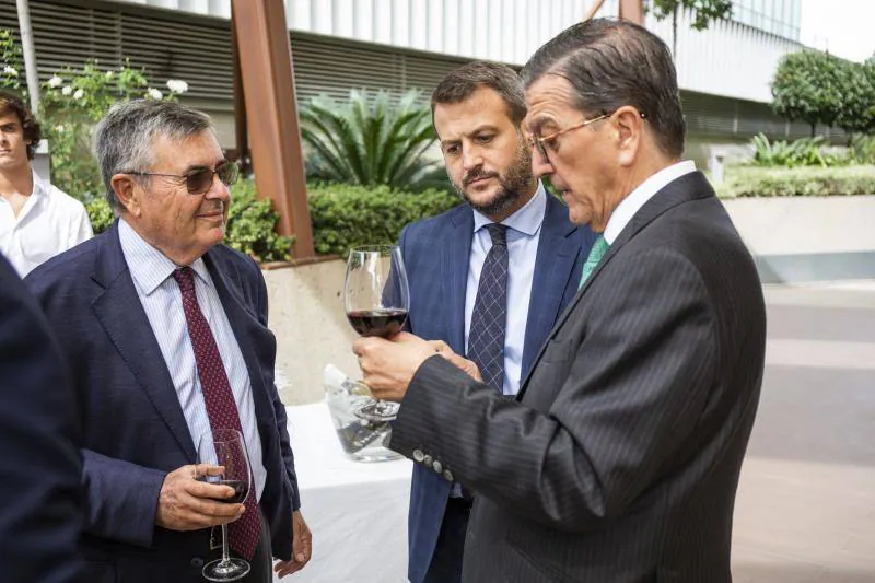 De izquierda a derecha, Gonzalo Zarranz, presidente de Las Provincias; Juan Fernández Miranda, adjunto al director de ABC; y Enrique de Ybarra, presidente de la Fundación de Vocento. 