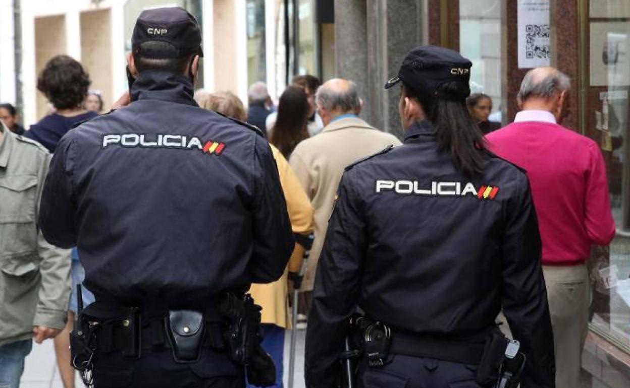 Dos agentes de la Poilcía Nacional. 