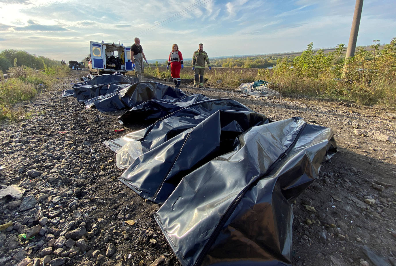 Fotos: Ucrania denuncia al menos 20 muertos en un nuevo ataque a un convoy humanitario en Kupiansk