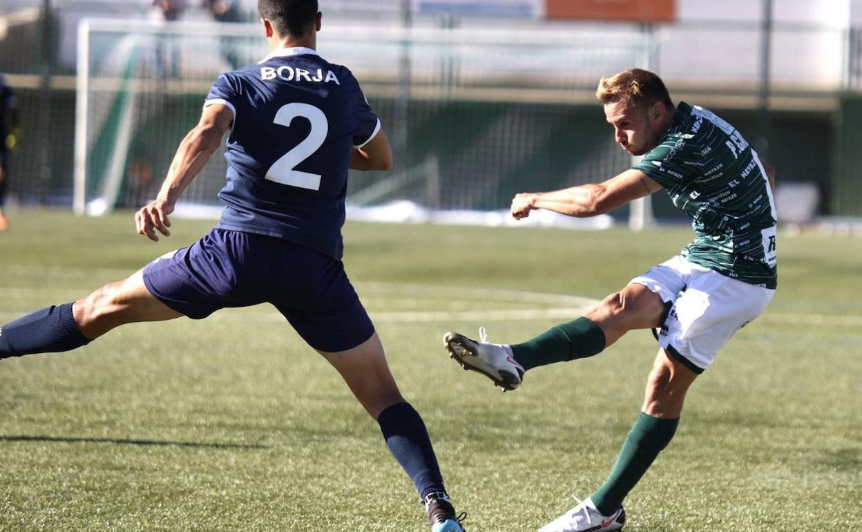 Camona, del Guijuelo, lanza desde lejos. 