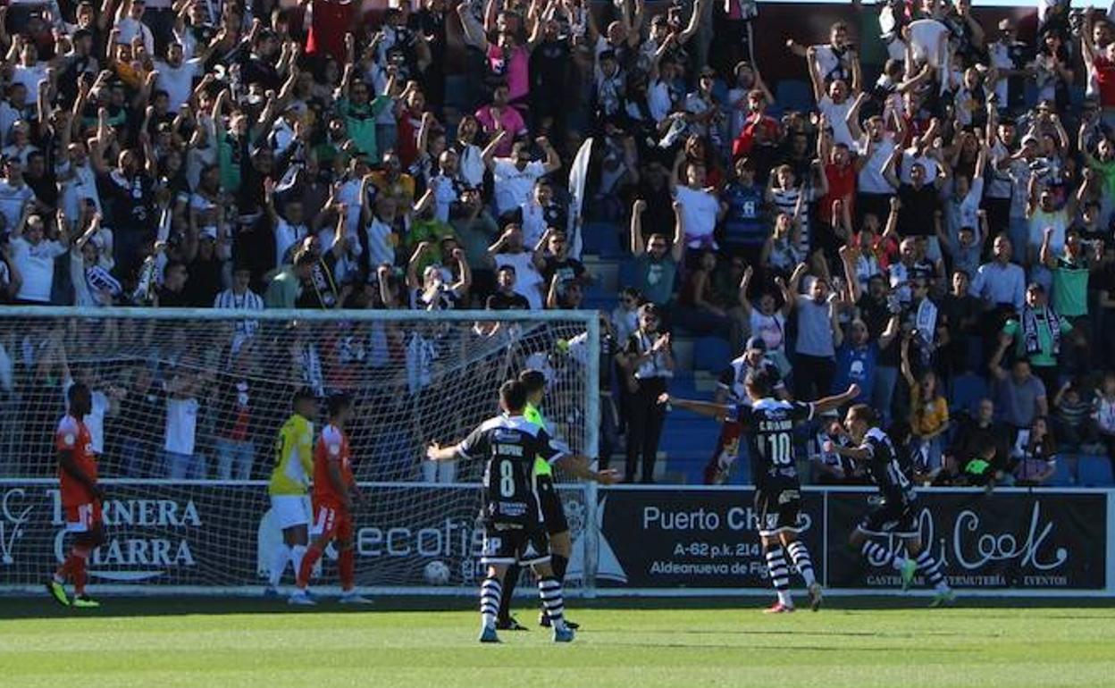 Unionistas celebra uno de los goles al Rayo Majadahonda. 