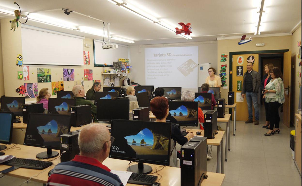 Visita del alcalde de Carbajosa, Pedro Samuel Martín, y la concejala de Mayores, Teresa Sánchez, al taller. 