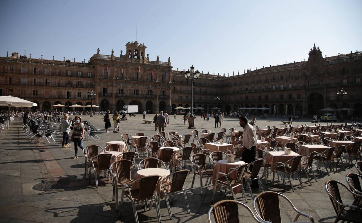 Viandantes pasean por la Plaza Mayor de Salamanca. 