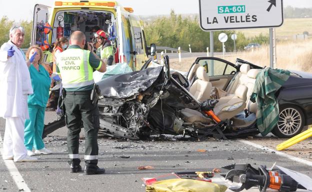 Imagen principal - Estado en el que ha quedado el coche accidentado tras el choque y la intervención de los Bomberos. 