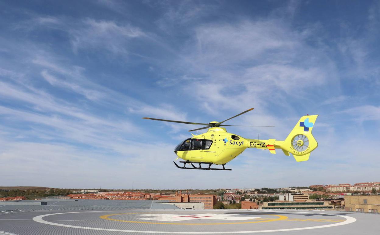 Un helicóptero del Sacyl aterriza en el helipuerto del nuevo Complejo Asistencial Universitario de Salamanca. 
