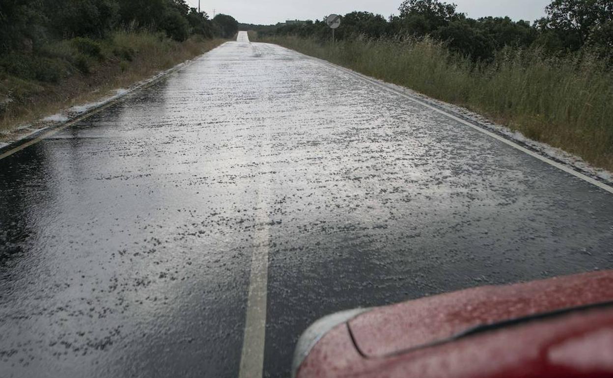 Tormenta sobre una carretera de la provincia.