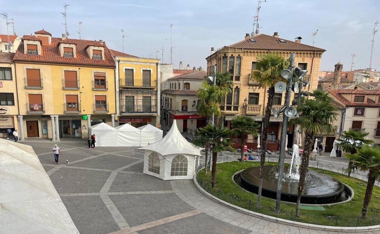 Montaje de la feria del barro que durante el sábado y domingo tendrá lugar en la Plaza Mayor. 