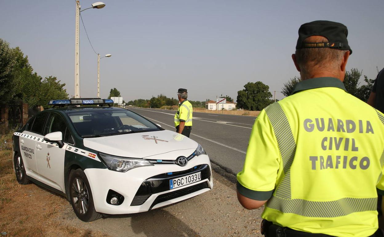 Agentes de la Guardia Civil de Tráfico en un control de carretera en Salamanca