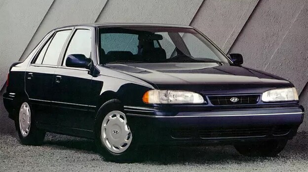 El Sonata entraba en una categoría media que entraba a competir con modelos como el Ford Mondeo