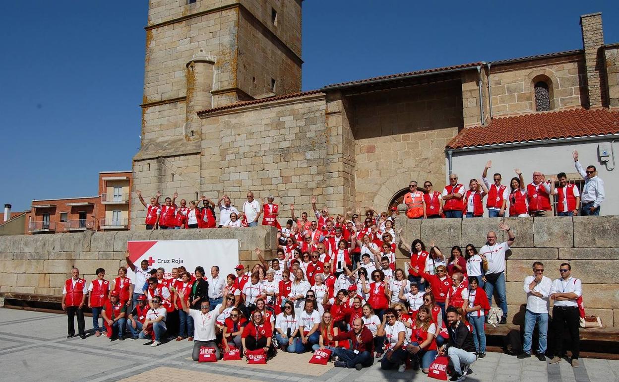 Foto de familia de los voluntarios participantes en el encuentro.