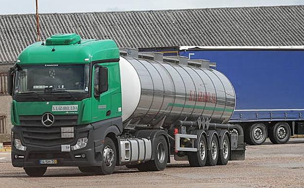 Denuncian la precariedad del sector de transporte de mercancías con una concentración en Fuentes de Oñoro