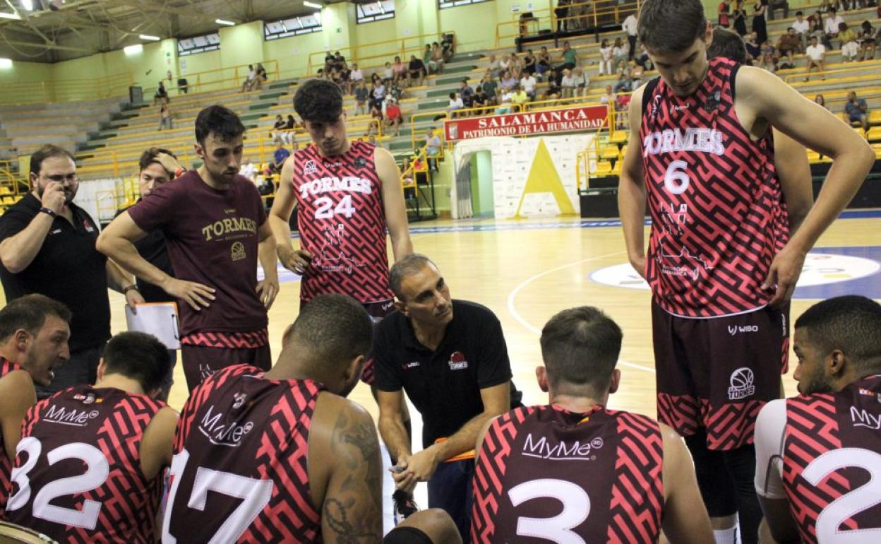 Óscar Núñez se dirige a sus jugadores en un partido anterior. 