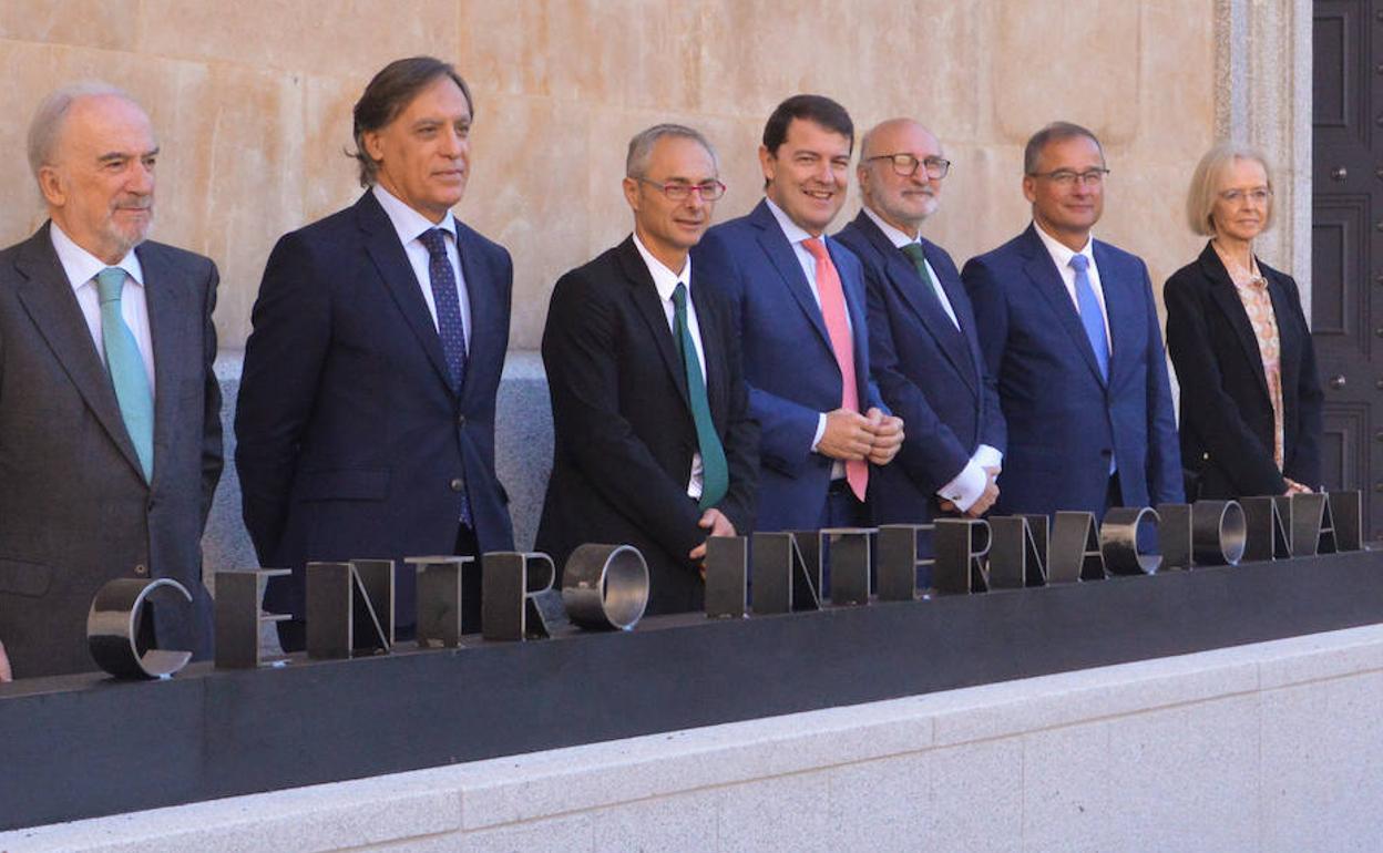 Fernández Mañueco, en el centro, junto al resto de personalidades que han inaugurado el Centro Internacional del Español. 