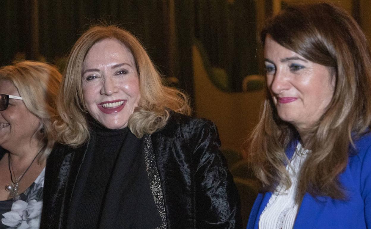 L. Clariond recibe el premio internacional de poesía Pilar