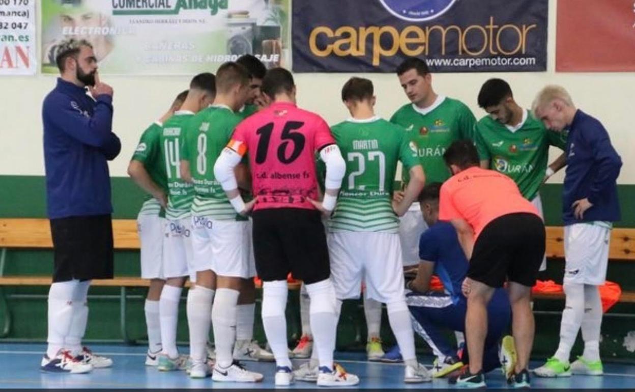 Los jugadores del Albense escuchan a su técnico. 