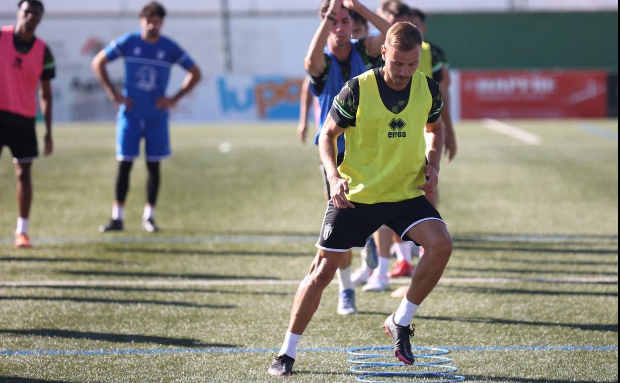 Carmona, durante un entrenamiento del CD Guijuelo. 