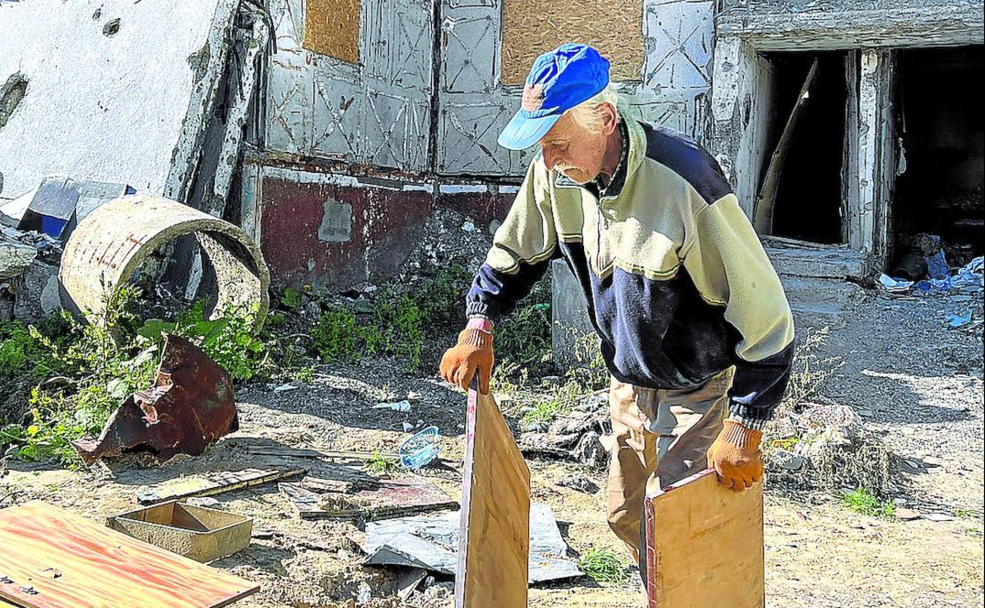 Leonid hace acopio de varias piezas de muebles que pueden arder para mitigar el frío.