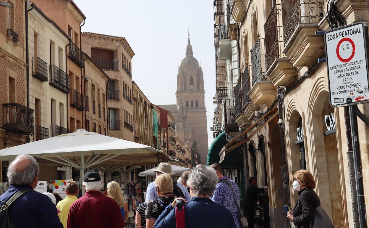 La calle Rúa Mayor, en el último episodio de calima. 