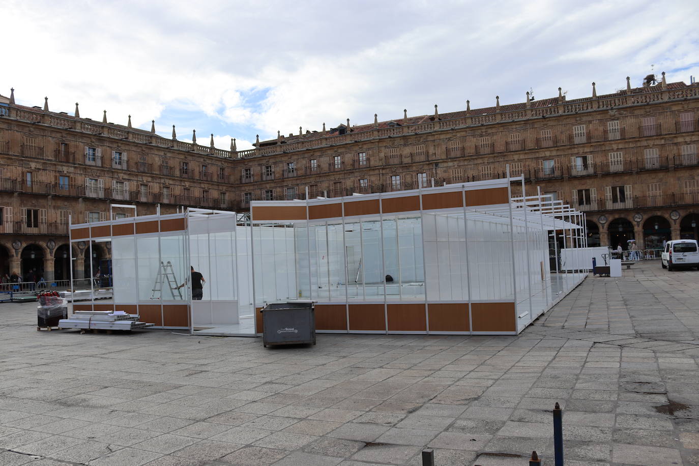 Fotos: Montaje de la Feria del Libro Antiguo y de Ocasión