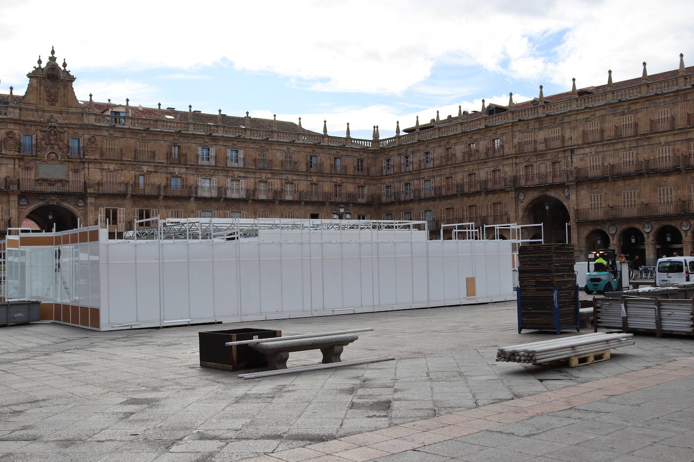 Fotos: Montaje de la Feria del Libro Antiguo y de Ocasión