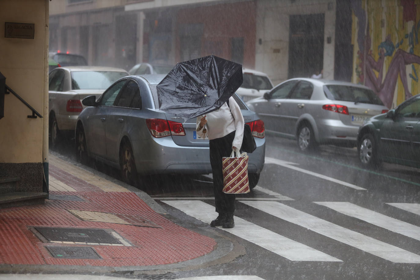 Imágenes de lluvia en la ciudad este miércoles. 