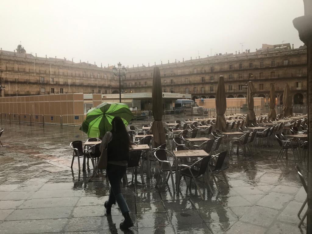 Imágenes de lluvia en la ciudad este miércoles. 