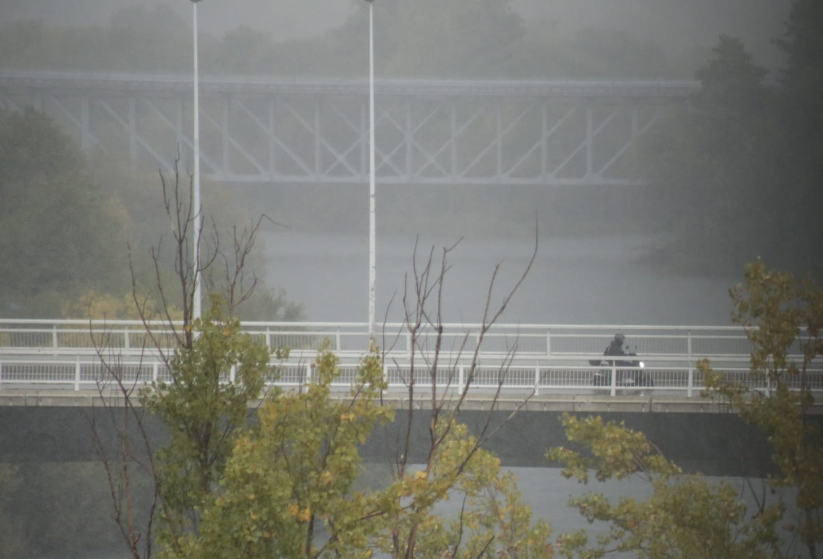 Imágenes de lluvia en la ciudad este miércoles. 