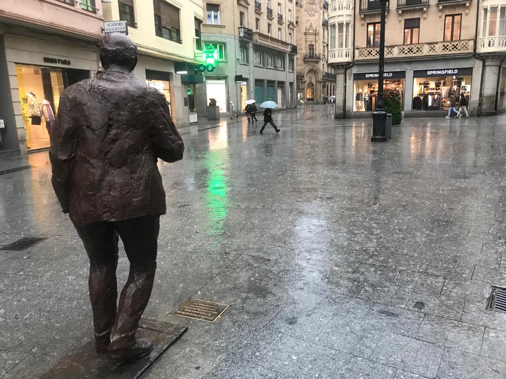 Imágenes de lluvia en la ciudad este miércoles. 