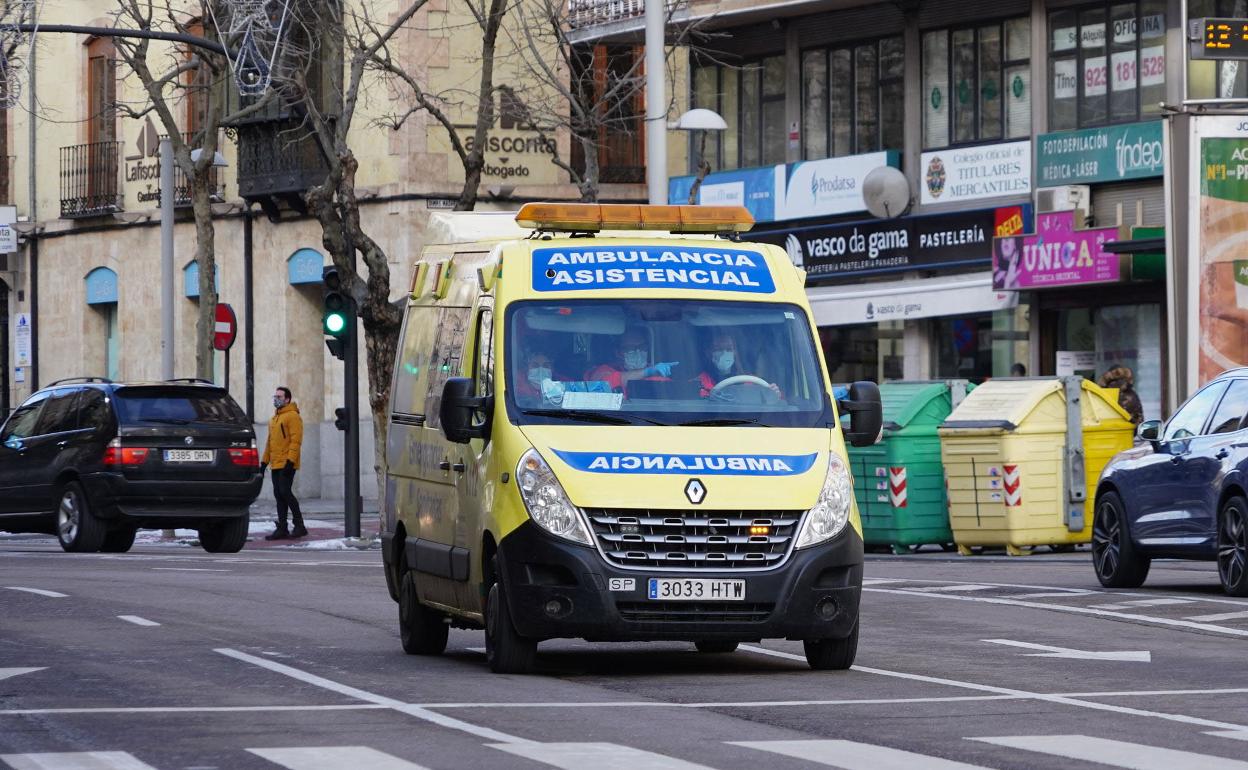 Imagen de archivo de una ambulancia en la ciudad. 