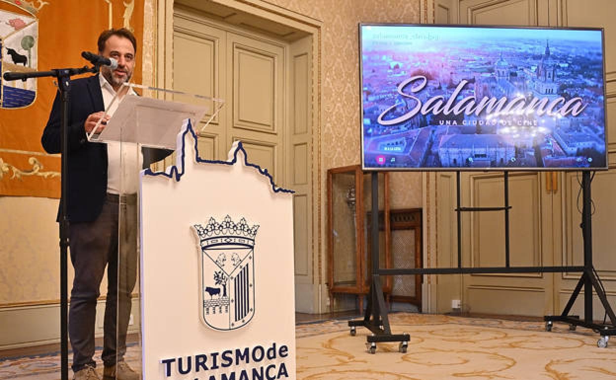 El concejal de Turismo, Fernando Castaño, en la presentación del vídeo y folleto promocional. 