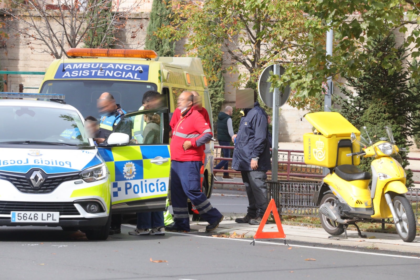 La Policía y la Ambulancia Asistencial atienden al trabajador de Correos. 