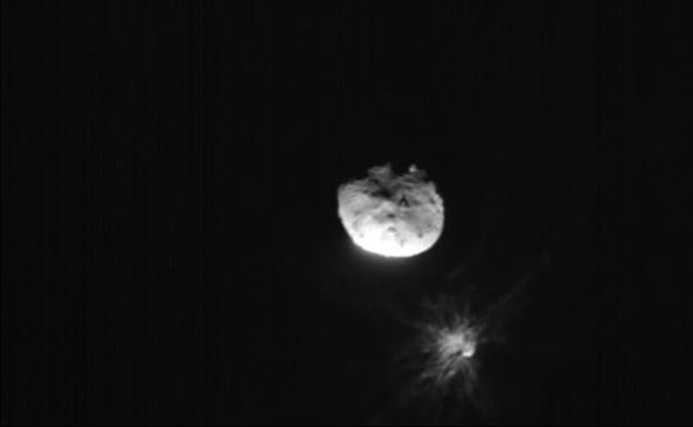 Didymos y Dimorphos, con el material eyectado tras el impacto de DART en el segundo, fotografiados por el CubeSat iltaliano LICIACube. 