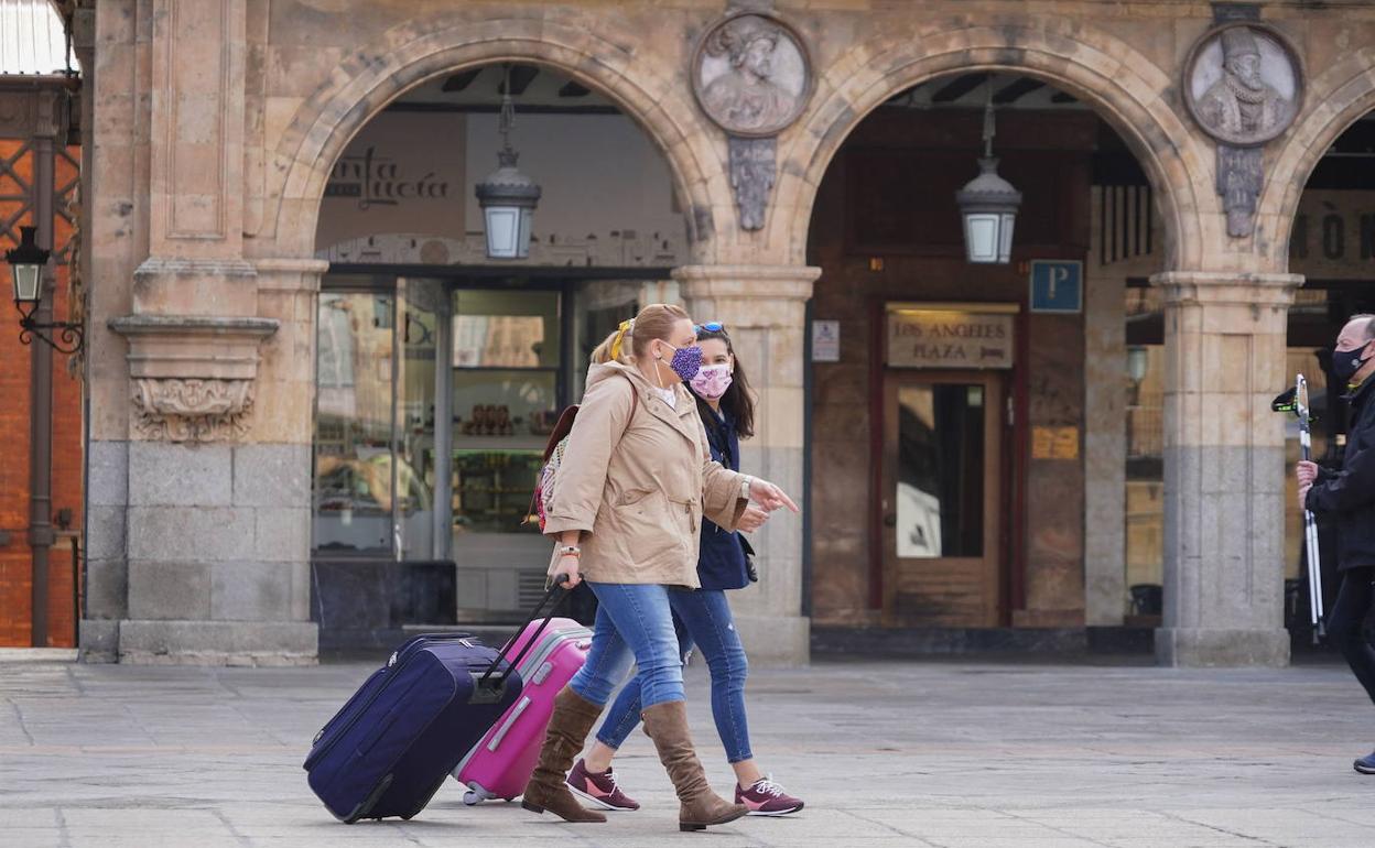 Dos turistas en Salamanca.