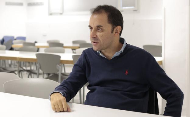 Enrique Rodríguez en la sala habilitada para Aspaym en Salamanca. 