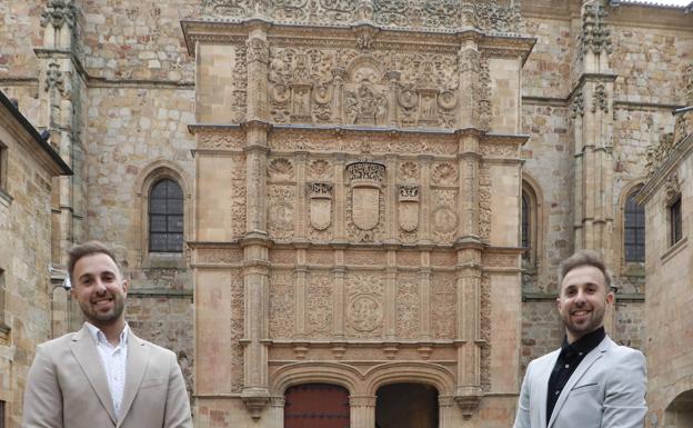 Los dos maestros samantinos, frente a la Universidad de Salamanca. 