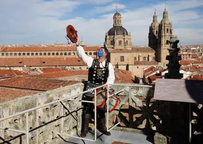 Imagen secundaria 1 - Diferentes instantes del ascenso a la Catedral de Salamanca por parte de El Mariquelo. 