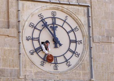 Imagen secundaria 1 - Arriba, el Mariquelo a su llegada a la Catedral; abajo a la izquierda, durante el ascenso; y a la derecha, ya en lo alto de la torre, junto a la veleta. 