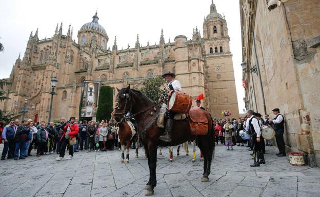 Imagen principal - Arriba, el Mariquelo a su llegada a la Catedral; abajo a la izquierda, durante el ascenso; y a la derecha, ya en lo alto de la torre, junto a la veleta. 