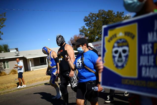 Un evento para fomentar el voto latino en el barrio de Maryvale, Phoenix, Arizona. Solo el 10,6% de los votantes latinos participó en los comicios de 2020 y más de dos millones se quedaron en casa. Esta baja concurrencia electoral refleja la existencia de un segmento de población relativamente grande sin explotar que, atendido adecuadamente, podría conducir a una expansión significativa de la base de cualquiera de los partidos. Muchos no están familiarizados con el sistema de voto en EE UU, cuyas particularidades varían en cada condado.