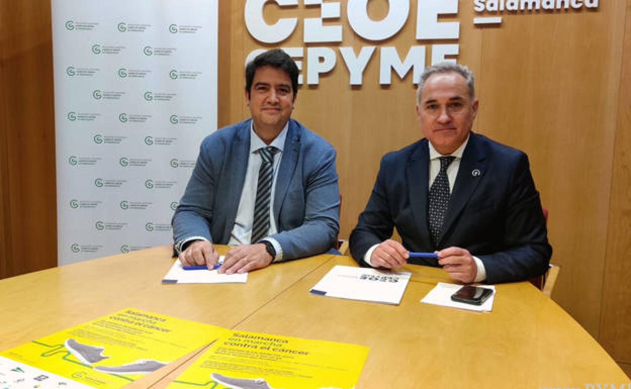 Diego García, presidente de CEOE CEPYME Salamanca, (izda.) junto a Ángel Losada, presidente provincial de la AECC, tras la firma del convenio 