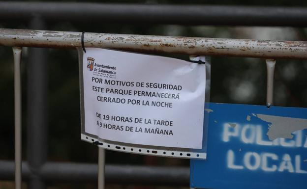 Cartel que avisa del cierre del parque de Huerta Otea este lunes por la noche. 