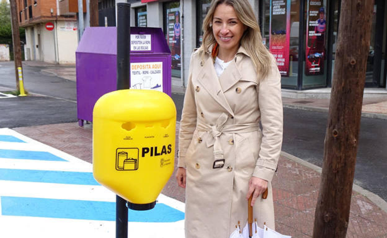 Marta Labrador, concejal de Medio Ambiente, junto a uno de los contenedores de pilas. 