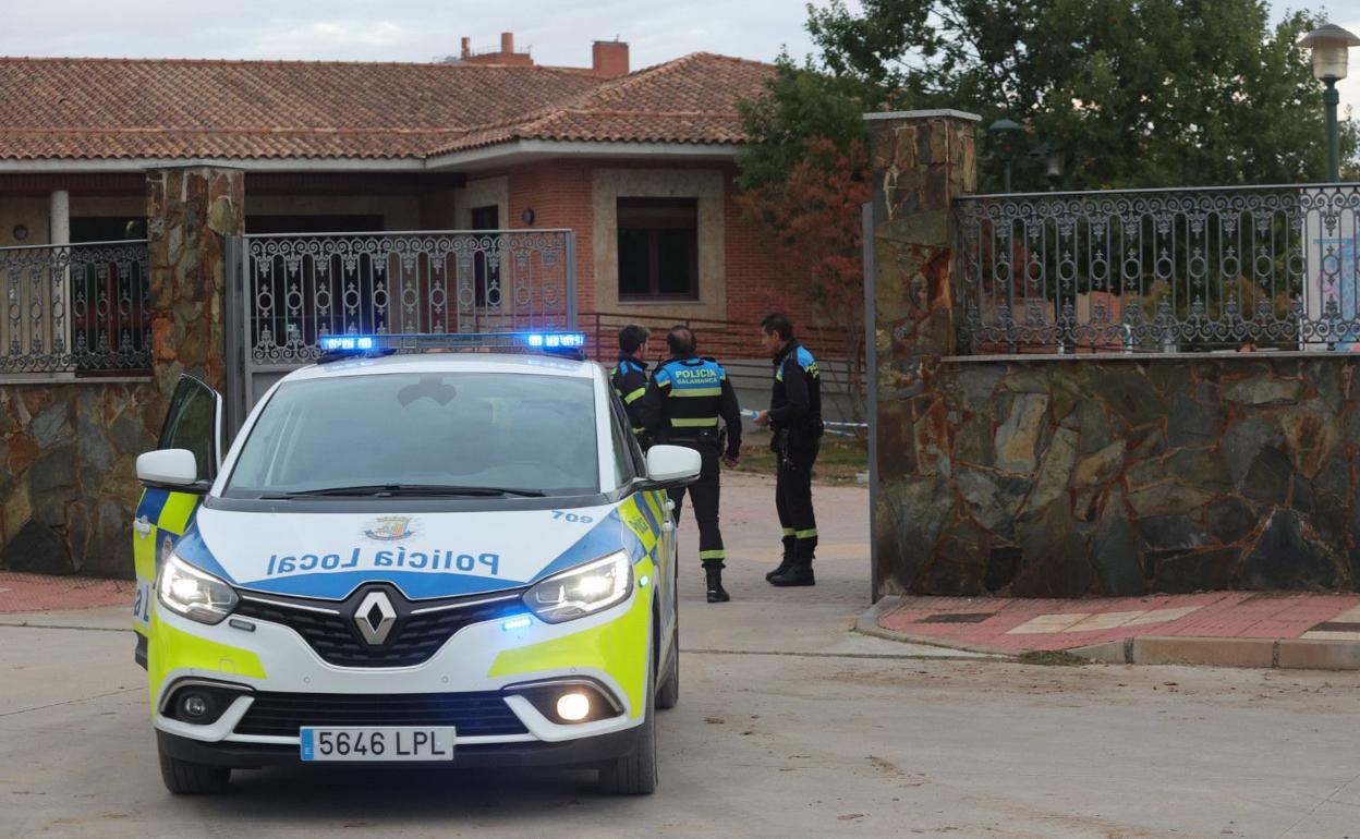 Policía Local clausurando el parque de Huerta Otea. 