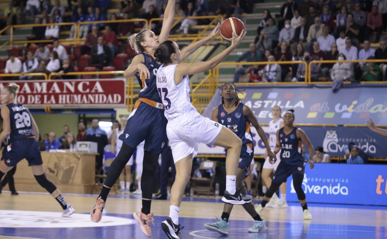 Vilaró realiza una bandeja ante tres rivales del Mersin. 