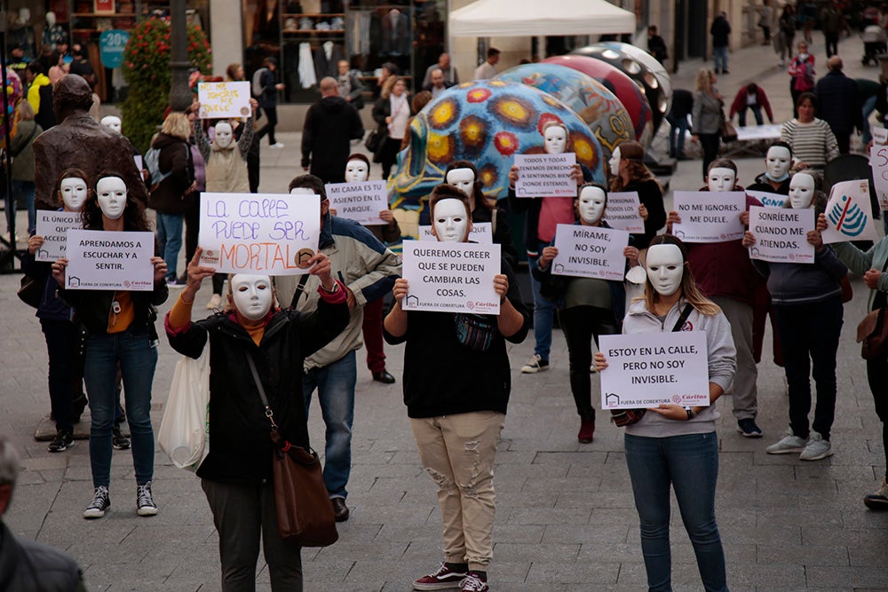 Flashmob de Cáritas en la Plaza del Liceo por las personas sin hogar
