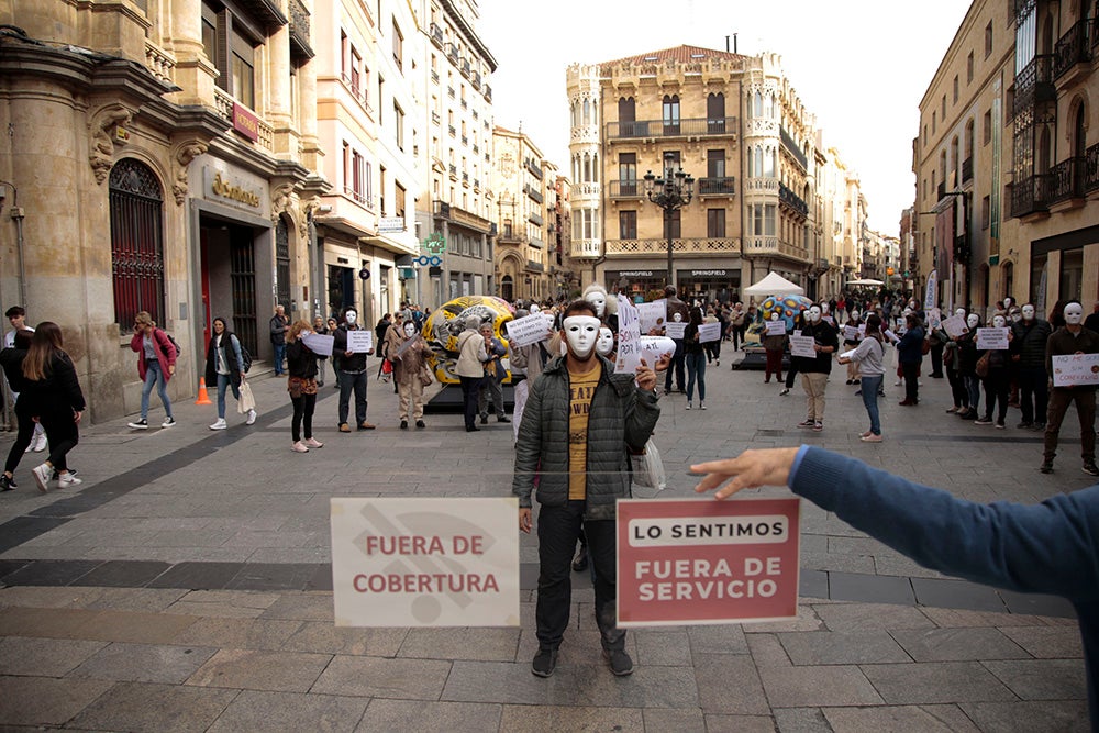 Flashmob de Cáritas en la Plaza del Liceo por las personas sin hogar